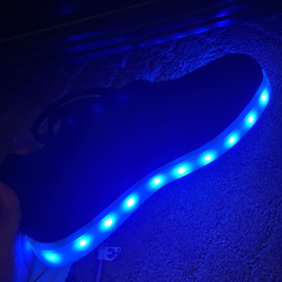 These are shoes that light up from the bottom - Picture 3 of 7